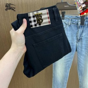 巴宝莉 25S春夏男士休闲牛仔裤.......棉质牛仔面料打造 质地柔软又不失筋骨，手感干爽有韧性 经典的标志性品牌徽标，灵魂般的点缀 各项指标皆为上品，自然带