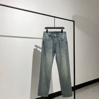 触摸面料，绝对可以让你上头的裤子 复古直筒版褪色牛仔裤 这款复古风格牛仔裤选用靛蓝染色牛仔布制成，经水洗和手工打磨处理，呈现复古外观。 详情： 复古直筒版型：采