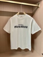 Miumiu 2025春夏新品，优选特定原版开发双股精棉平纹面料，上身挺阔舒适度佳，外穿内搭随意搭配，男女同款夏日必备 尺码S-Xxl