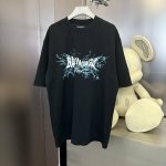 Balenciaga 春夏限定款 320克高订面料 40支双纱 定制织梦雅韵罗纹棉 质感细腻 舒适贴肤 以纯黑之色 诠释着优雅 标志性地标识跃然衣上 低调却醒目