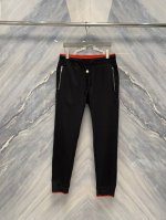 25春夏新品本命年撞色拉达束口立体剪裁休闲卫裤，在设计上独具匠心，融合了传统与现代的元素，专为追求舒适与时尚的消费者打造。从细节上看，卫裤采用了高质量的棉涤混纺