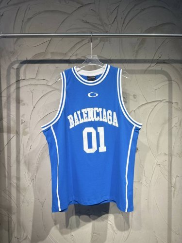 Balenciaga新款巴黎世家篮球小子Blcg篮球系列01刺绣短背心 无论搭配短袖或许长袖叠穿！都帅爆了！单穿应该是蛮帅的！ 复杂的精工贴布绣花，高密度透气朱