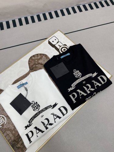 普拉达prada 2025经典款胸印花大Log极简风男女同款纯棉圆领短袖T恤 p家拿手绝活 极简主义 简单舒适不挑人 男女同款T恤 出门抓来就是对的穿搭 怎么自