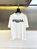 prad普拉、25S新品发售经典p家印花Logo短袖T恤，每年出的新款圆领T恤都很Nice！简单大方的设计不失经典风格，至于搭配根本不用发愁，随便一搭都可以炸街