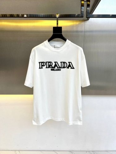 prad普拉、25S新品发售经典p家印花Logo短袖T恤，每年出的新款圆领T恤都很Nice！简单大方的设计不失经典风格，至于搭配根本不用发愁，随便一搭都可以炸街