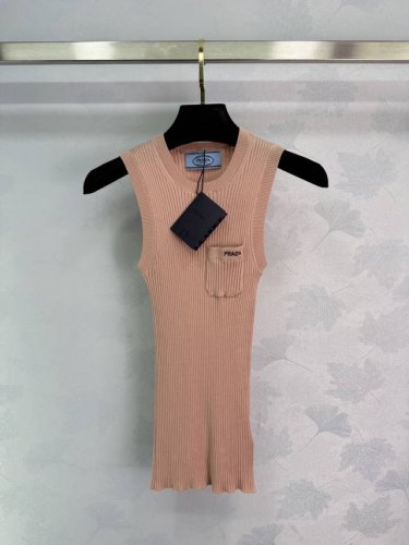 prad*2025新品上架 高弹针织背心 定制Yb蚕丝棉纱线织造 质感高级舒适 修身背心剪裁 胸前口袋上缘装点标志性字母徽标图案 彰显品牌个性 凸显穿搭高级感