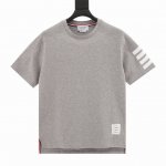 thom Browne 汤姆布朗 袖口侧边四杠圆领短袖 原版定制面料 克重和原版一致 超重工的针织工艺使面料表面呈现出细腻的肌理感 手感柔和厚实 有一定的自重感