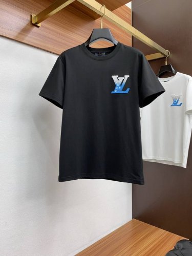 lv 路易威登 Ss新工艺Logo纯棉质阔版圆领男士短袖T恤，新季新推系列将标识巧妙融入设计，塑就一系列充满复古风情的运动风单品。在这款百搭T恤上，带着一丝怀旧