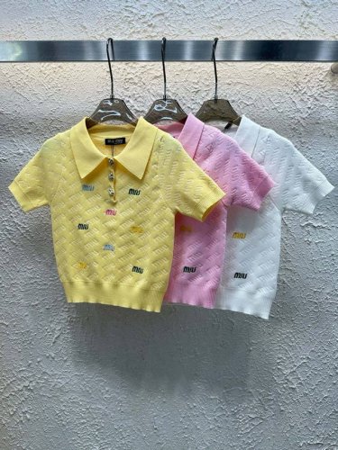 miumiu缪缪字母彩色刺绣暗纹提花定制爱心纽扣翻领针织短袖 款号：25670105239 颜色：黄色 粉色 白色 尺码：均码 80-125斤