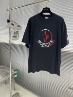Mon 2025夏季最新款，时尚休闲圆领短袖T恤，上身很有特点！吸睛而有亮点，双纱面料，工艺字母图案装饰Logo，简单而不失时尚，经典大气，舒适透气，上身帅气有