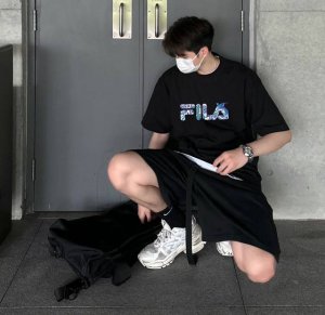上新！Fila 斐乐中性风格圆领纯棉短袖T恤，颇具标志性的 Logo与颜色素净的基础款型相结合，打造低调百搭又具有品牌特色的代表性单品！ 此款依旧延续了极简设计