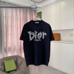 Dio 迪奥2025夏季新款 个性字母Logo印花 短袖T恤 定制面料300G 男女同款 颜色：黑色 白色 粉红色 天蓝色 尺码: S M L Xl Xxl 五