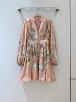 zimmerm*A*N*N 深V领长袖迷你连衣裙 这款粉色多色花卉图案的深V领长袖迷你连衣裙，选用亚麻面料制成，采用深V领型和宽大的灯笼长袖设计，配松紧式袖口，