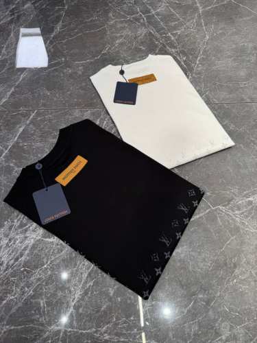 Lv 25Ss春夏新品圆领T恤！设计前卫时尚！品牌Logo重工艺设计 高端定制丝光长绒棉面料.手感柔软.穿着舒适.专柜级别精致车线.做工精细.上身效果无敌帅气！