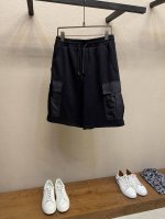 prada，工装棉质短裤 面料采用高克重罗马布 舒适度高且透气 档上假门襟 买原版才捕捉到的细节 两侧有工字贴袋 口袋面料是再生尼龙面料 上下加套结固定 脚边双
