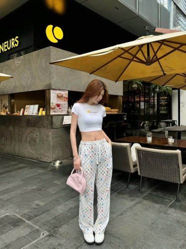 louis Vuitton Lv 驴家满印彩色老花四叶草字母印花抽绳松紧腰休闲裤长裤 款号：2567 5203 颜色：图片色 尺码：Sml S码80-95斤 M
