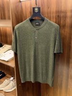 兄弟你来了！含亚麻纤维强捻Ab纱系列魅力减龄复古时尚亨利领设计短袖T恤 兄弟速来！解锁今夏复古潮搭密码。 兄弟们，衣柜里总缺一件能撑住场子的T恤？今天这款亚麻纤