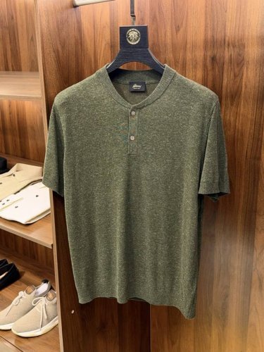 兄弟你来了！含亚麻纤维强捻Ab纱系列魅力减龄复古时尚亨利领设计短袖T恤 兄弟速来！解锁今夏复古潮搭密码。 兄弟们，衣柜里总缺一件能撑住场子的T恤？今天这款亚麻纤