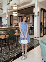 上新 配腰带！ Miumiu 缪缪 翻领格子连衣裙 字母贴布绣花装饰 搭配腰带～ 颜色：蓝色 码数：Sml S码推荐： 80~ M码推荐： ～115 L 码推荐