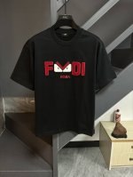 Fendi 芬迪珠印标识短袖T恤 280G定制纯棉面料活性棉 面料透气舒适易清洗 前幅撞色印花D大标识，采用珠印工艺让印花有凹凸感，以彩色Xiang条混搭勾勒出