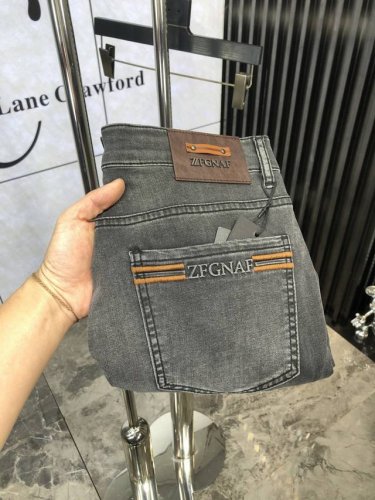 杰尼亚。2025春夏高级时装感，超柔牛仔面料 , 浅色洗水牛仔裤。 面料很特殊，超细精仿棉纱混纺，超柔舒适感。 具备牛仔随性感 ,休闲感 ,6亦有轻松感 ,时尚