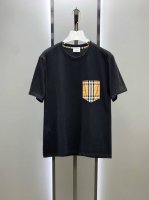 巴宝莉 2025春夏新款首发专柜最新款短袖圆领T恤 高端订制 设计前卫时尚！品牌Logo重工艺设计 高端定制双丝光面料.手感柔软.穿着舒适.专柜级别精致车线.做