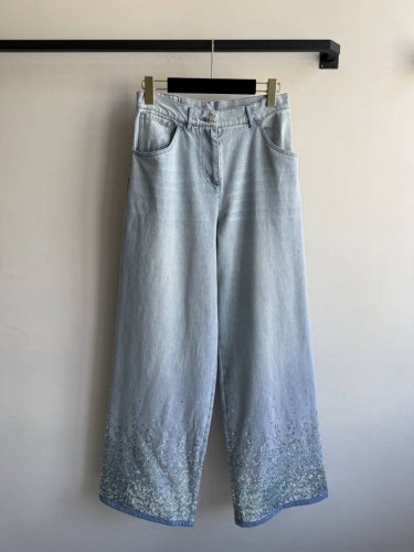 chane*新款 这款亮片牛仔裤太炸了 夏季穿它去音乐节或派对 裤腿亮片随光闪烁 轻松成为焦点~搭配极简白背心或短款 Crop Top 平衡夸张感 高级又显瘦