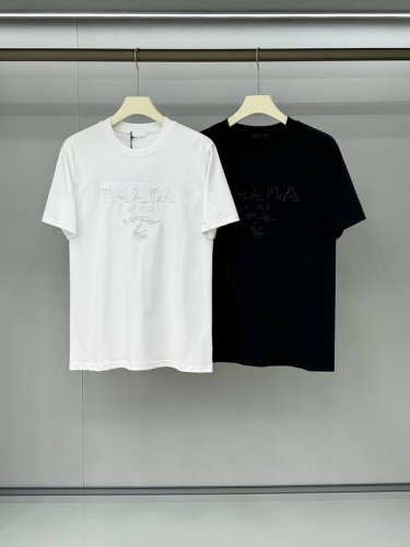 合照细节 Pra25Ss春夏新款平纹针织棉布圆领短Tee，男女同款残缺刺绣标识休闲短袖T恤衫！贸易公司渠道稀出，领先官网发售！P家新款纯色T恤，从面料到设计，无