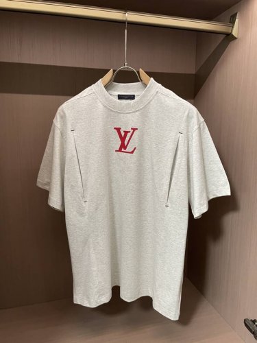 路易威登 Louis Vuitton 2025春夏新品 简约间尽显奢华风范。黑白灰经典配色，百搭又时尚。标志性的红色“Lv”标识醒目而精致，彰显品牌身份。独特的