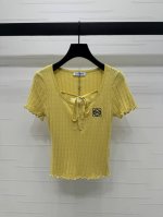上新原单高端品质Loew*2025春夏最新系列！蕾丝花边针织短袖！定制进口纱线织造 弹力舒适 透气好穿 半开襟针织短袖剪裁 美化头肩比例更显瘦 通体竖纹碎花镂空