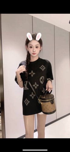 模特图# Louis Vuitton 路易威登Lv 前后经典字母四叶草印花满印圆领短袖男女同款T恤 法国路威酩轩集团-Lvmh旗下品牌，著名奢侈品箱包和皮具品牌