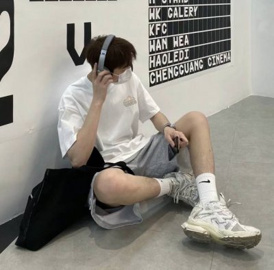 上新！Vans 万斯经典彩虹独角兽短袖T恤！标志性Logo Tee ！高密针织圆领设计，平整简约！亲肤透爽！面料的柔软性舒适性无可挑剔！男女均可驾驭，打破性别局