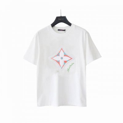 实拍细节图+尺码表 Louis Vuitton 路易威登星星印花刺绣短袖 本款T恤为胸前融入明丽 3Dmonogram 花卉，再以手写体路易威登标识点明品牌身份