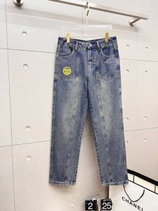 范思哲 男士时尚潮流大裤脚牛仔裤 官宣画册海报穿搭款 客供高级进口的丹宁原色面料 特选日本冈山纯正13Oz 盎司牛仔布料 重磅环保植物酵素水洗工艺 肌理有着淡淡