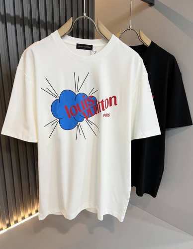 louisvuitt*路易*登 2025春夏全新系列单品上线，非常时髦前卫的一款男女同款短袖T恤，标识Logo图案压胶修饰！区别于以往的不同，宣示品牌传承多年的