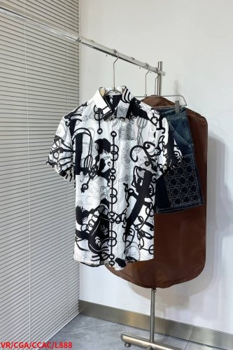 l888 Vrversace、花纹系列衬衫，釆用桑蚕丝面料，工艺4维立体定位直喷印花图案设计！既保留原有的奢侈品效果，又不失潮流时尚风范！春夏秋冬必备的单品神器