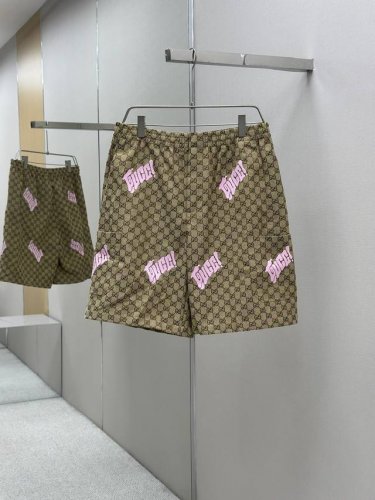 gucci 2025Ss春夏新款提花棉质休闲沙滩短裤 满身互扣Logo图案 粉色字母Logo刺绣 弹力松紧带腰围 内里呼应粉色里布 金属拉链按扣开合 size