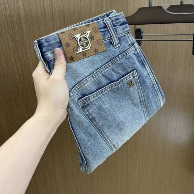 Lv 高端定制 25Ss春夏新款 男士小直筒原单 牛仔裤 早春新款超柔软，弹力面料，复杂的手工艺叠加，任何一个洗水环节多停留几秒都会变成完全不一样的颜色效果，所