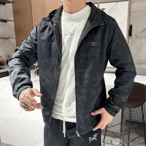 华伦天奴 顶级版本 2025早春新款夹克外套 原版1:1订制五金配件全进口原版定制 欢迎专柜对比 超柔软 超级重工 面料做工杠杠的版型完美 注意面料超舒服 独家