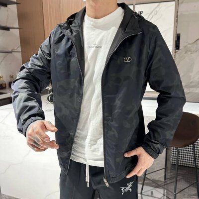 华伦天奴 顶级版本 2025早春新款夹克外套 原版1:1订制五金配件全进口原版定制 欢迎专柜对比 超柔软 超级重工 面料做工杠杠的版型完美 注意面料超舒服 独家