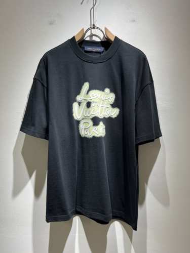 louisvuitt*路易*登 2025春夏全新系列单品上线，非常时髦前卫的一款男女同款短袖T恤，标识Logo图案压胶修饰！区别于以往的不同，宣示品牌传承多年的