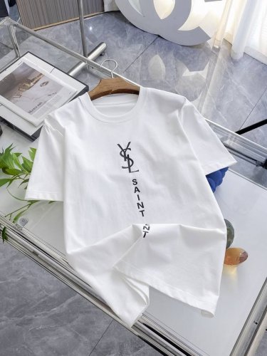 圣罗兰 三标齐全。 2025夏季新款最新品短袖，专柜同步有售，原单狠货，时尚进口原版科技面料，上身舒适透气，原版定制五金辅料，上身帅气有型，三标齐全，推荐款，档