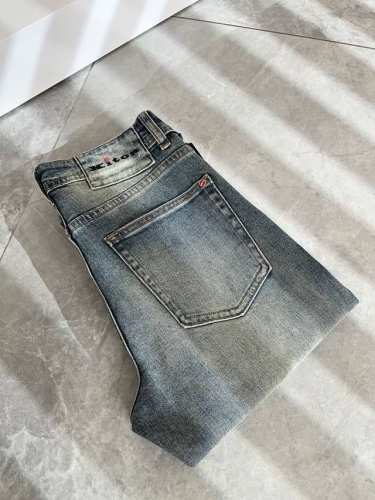 Kiton 2025早春新品男士高端休闲百搭四季通勤修身剪裁牛仔裤！对于粉丝来说，这样大气的经典设计足矣一眼种草，是今年所有牛仔裤当中最帅的一个系列，我只需要看