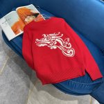 lancy 24早春新款修身版型贴合身材曲线，着身不紧绷 下摆采取微微收束设计，提升整体造型感 衣身多处螺纹组织拼接，提升穿搭层次感 简洁圆领造型基础大方，营造