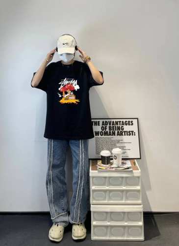 Stussy 斯图春夏新款图案印花圆领短袖T恤，纯棉面料手感柔软舒适，吸汗透气性好！男女同款，非常百搭～ 颜色：黑色 白色 尺码：S～3Xl
