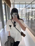 上新！ Ami毛巾绣爱心情侣款短袖T！宽松版型！ 采用320克精梳纯棉面料！突出精致！质感无敌！百搭黑色！ 顶级工艺！过肩领条加固不变型！双线领口立体工整！ 男