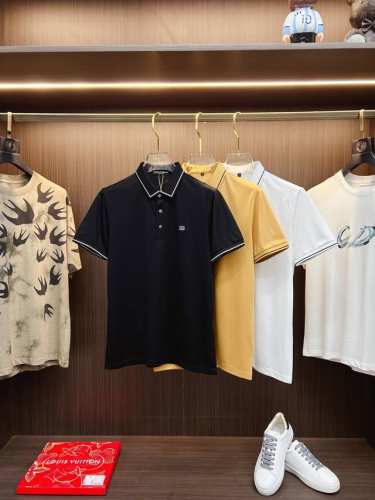 p220 D&G 2025 夏季新款男士翻领Polo衫，解锁意式优雅。领口设计是整件短袖的点睛之笔，简约线条勾勒出利落造型，标志性品牌Logo以精致的刺绣工艺呈