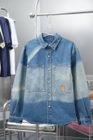 220 路易 Lv 25Ss早春新款 微章翻领单排扣牛仔外套 轻奢主义 男女日常通勤穿搭必备单品 正确版本 随意对比 详细特征 · 定制Yb牛仔材质， · 成衣