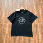 Mammut猛犸象Qd Logo Print男士25款户外休闲圆标速干短袖圆领T恤！！ 高品质面料，加厚加宽领口螺纹，且具有灵活性。 可在夏季单独穿着或作为打底