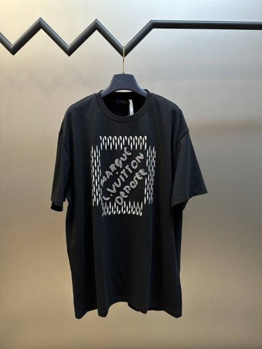 Lv 刺绣珠子棉质短袖 采用32支紧密双纱面料，内衬采用40支双股面料，1*1拉架罗纹，刺绣绣珠 Size：S M L Xl